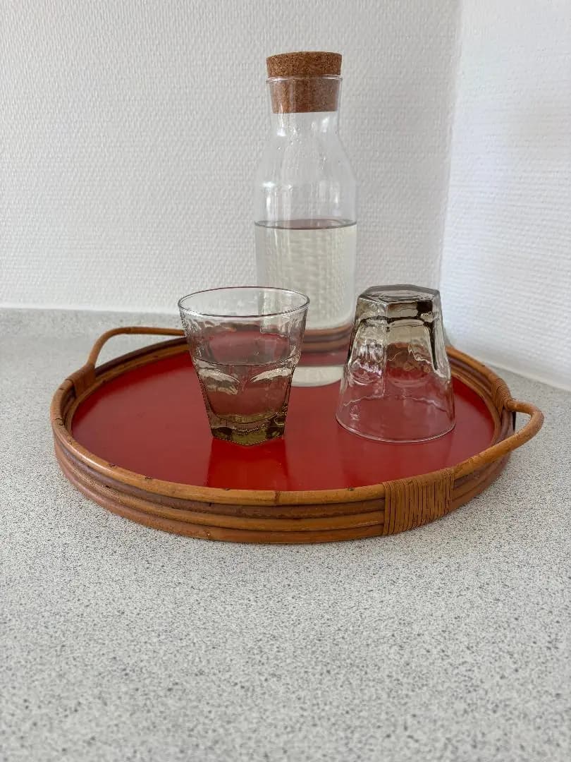 Velkomstbakke med glas vand