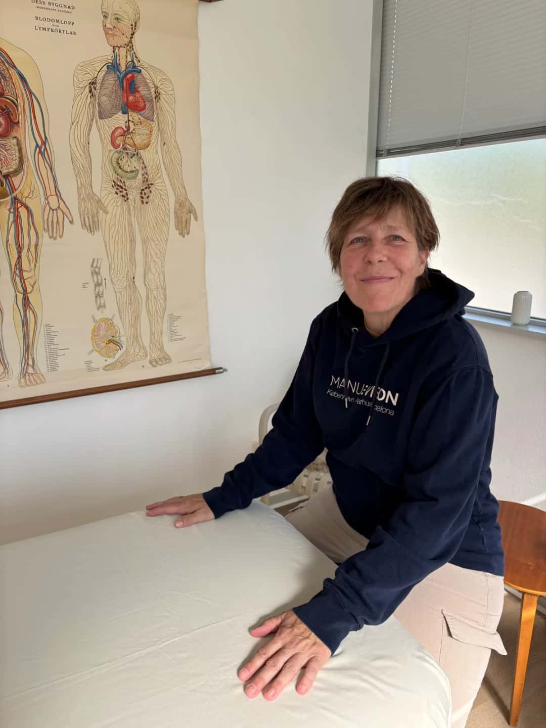 Mette Kjeld Jensen ved briksen i klinikken
